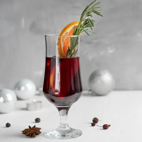 Глинтвейн с яблоками и розмарином