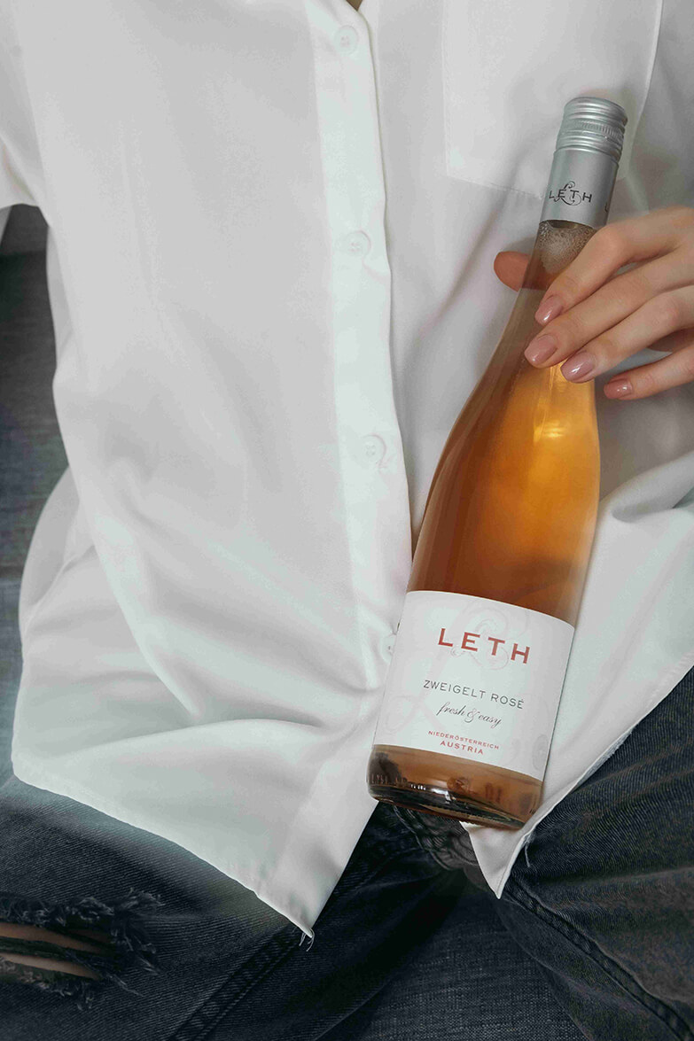 Вино розовое сухое Young & Fresh Zweigelt Rose Niederösterreich Leth урожая  2018 года 0.75 л (Янг энд Фреш Цвайгельт Розе Нидеростеррайх Лет), купить в  магазине в Курске - цена, отзывы